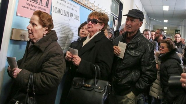 <p>
	Опашка от чакащи да гласуват в&nbsp;Понтасиеве. <em>Снимка: Ройтерс</em></p>
