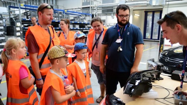 <p>
	Фабриката на австрийския производител в Крушовице, Словакия. <em>Снимка:&nbsp;ZKW</em></p>
