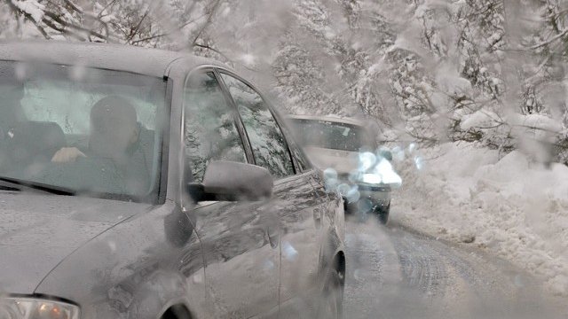 <p>
	Пътят от Кърджали за Ардино втори ден е затрупан със сняг и непроходим. Има закъсали коли, дори снегорини. Снегът край пътя е повече от половин метър. <em>Снимка: БТА</em></p>
