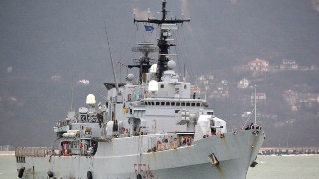 <p>
	Силен вятър и огромни вълни попречиха на 8 март 2015 г. патрулни кораби на НАТО да акостират във Варна. Плавателните съдове пристигнаха в рамките на предварително планирани тренировки в Черно море с кораби от военноморските сили на България и Румъния. <em>Снимка: БТА</em></p>
