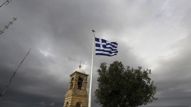 <p>
	Повечето икономисти са убедени, че Гърция няма да се справи без трета спасителна програма. <em>Снимка: Ройтерс</em></p>
