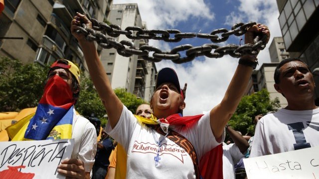 <p>
	Протестите срещу правителството на Николас Мадуро са все по-чести заради масовия недостиг на стоки от първа необходимост. <em>Снимка: Ройтерс</em></p>
