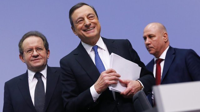 <p>
	Марио Драги и колегите му от ЕЦБ провокираха резки изменения на пазарите на Стария континент. <em>Снимка: Ройтерс</em></p>
