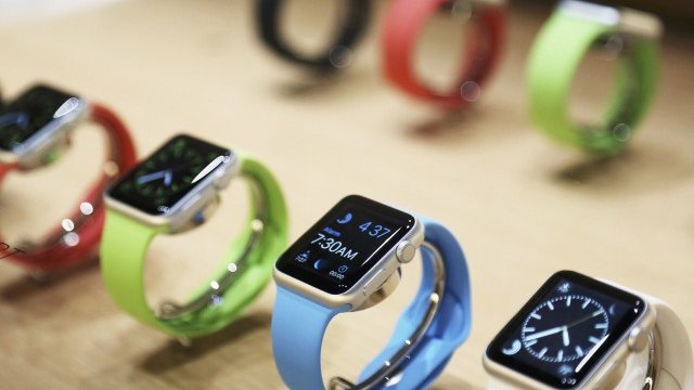<p>
	Часовниците на Apple. <em>Снимка: Ройтерс</em></p>

