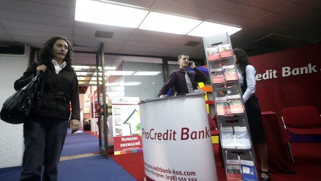 <p style="text-align: justify;">
	Щанд на&nbsp;ProCredit на изложение в Прищина, Косово. <em>Снимка: Ройтерс</em></p>
