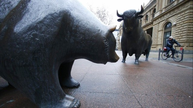 <p>
	Пред фондовата борса във Франкфурт. <em>Снимка: архив Ройтерс</em></p>
