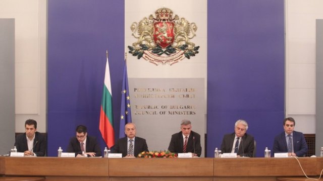 <p>
	Служебният кабинет &quot;Янев&quot; отчете работата си през последните четири месеца.&nbsp;<em>Снимки: Димитър Кьосемарлиев, Investor Media Group</em></p>
