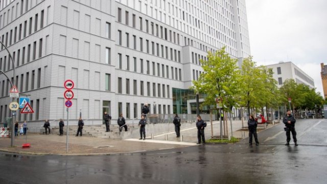 <p>
	Охраната пред болницата, където е настанен Навални. <em>Снимка: Getty</em></p>
