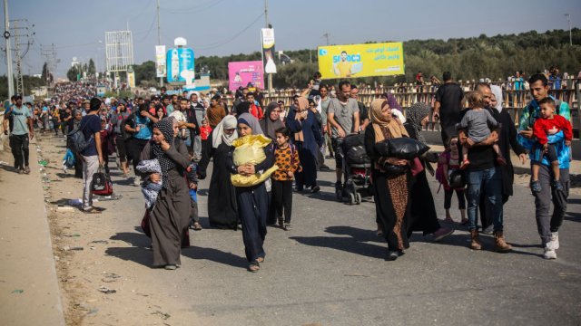 Палестинци напускат град Газа. Снимка: Ahmad Hasaballah/Getty Images