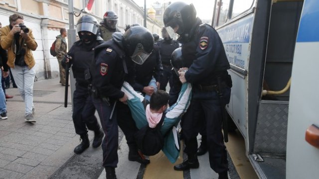 <p>
	Полицаи влачат демонстрант в Москва. <em>Снимка: Ройтерс</em></p>
