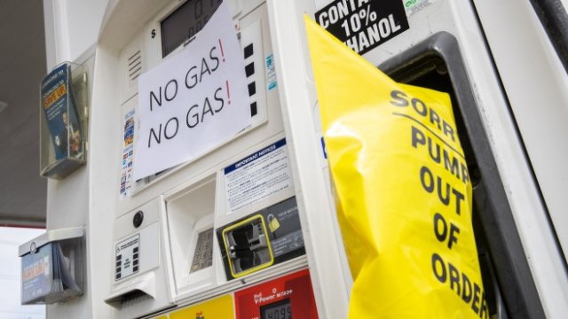 <p>
	На много бензиностанции в редица щати бензин просто нямаше. <em>Снимка: EPA/SHAWN THEW</em></p>
