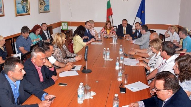 <p>
	Министърът на туризма Николина Ангелкова се срещна с представители на туристическия бранш във Варна. <em>Снимка: БТА</em></p>
