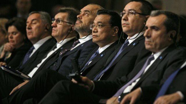 <p style="text-align: justify;">
	На срещата в Букурещ присъства и премиерът на България Пламен Орешарски. <em>Снимка: Ройтерс</em></p>
