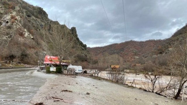 <p>
	<em>БГНЕС</em></p>
