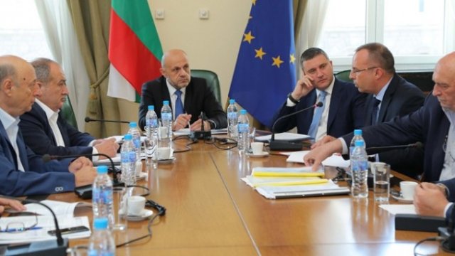 <p>
	В заседанието на Централния епизоотичен съвет участваха вицепремиерът Томислав Дончев, министрите Владислав Горанов, Румен Порожанов и Емил Караниколов, директорът на БАБХ д-р Дамян Илиев, представители на асоциациите на свиневъдите д-р Румен Караманов и Димитър Димитров. <em>Снимка: МЗХГ</em></p>
