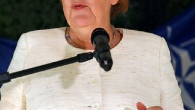 <p>
	Германският канцлер Ангела Меркел при срещата й с германски военни от силите на НАТО във военна база в Литва.&nbsp;<em>Снимка: Ройтерс</em></p>
