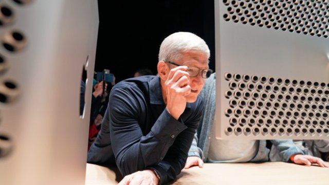 <p>
	Главият изпълнителен директор на Apple Тим Кук по време на представянето на новите продукти. <em>Снимка: Ройтерс</em></p>
