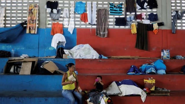 <p>
	Венецуелско семейство в училищен салон, превърнат в подслон за бедни. <em>Снимка: Архив Ройтерс</em></p>
