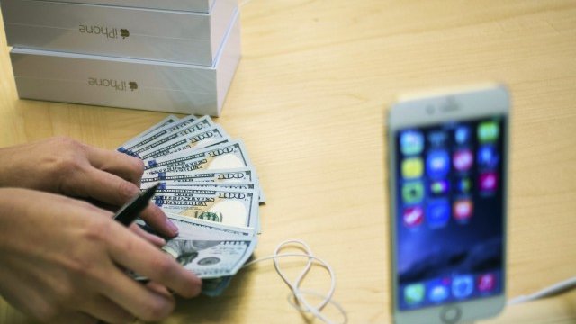 <p>
	Apple продаде над 10 млн. нови iPhone 6 и iPhone 6 Plus през първия уикенд на продажбите. <em>Снимка: Ройтерс</em></p>
