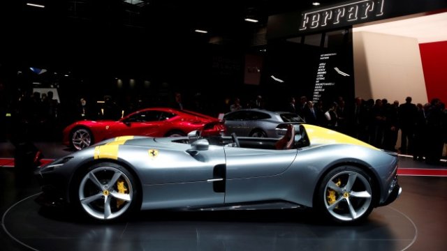 <p>
	Моделът Ferrari Monza SP 1.<em> Снимка: Ройтерс</em></p>
