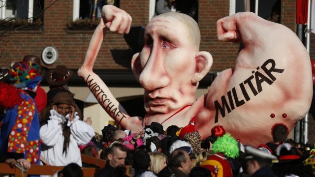 <p>
	Хартиена карикатура на Путин, показана на карнавала в Дюселдорф. На ръцете му пише &quot;Икономика&quot; и &quot;Военна сила&quot;.&nbsp;<em>Снимка: Ройтерс</em></p>
