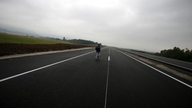 <p>
	Местната администрация във Велико Търново отдавна настоява за промяна на трасето и приближаването на магистралата до областния град. <em>Снимка: архив, Ройтерс</em></p>
