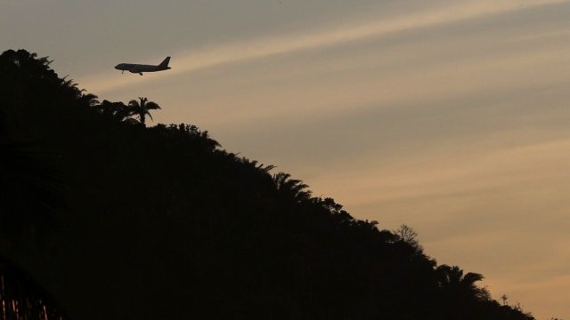 <p>
	Самолет над Рио де Жанейро. <em>Снимка: Ройтерс</em></p>
