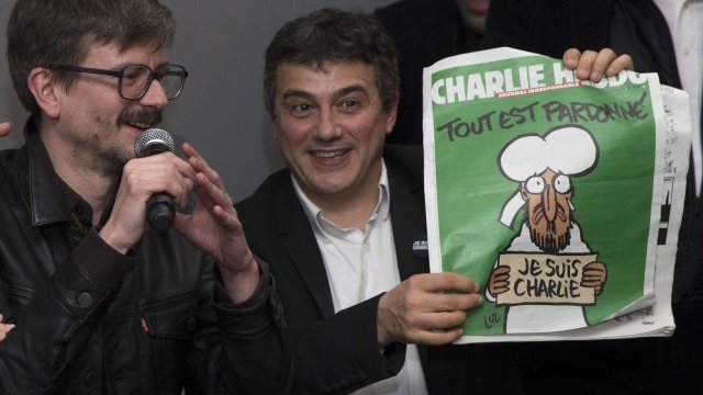 <p>
	Charlie Hebdo слага карикатура на Мохамед на корицата на последния си брой. <em>Снимка: Ройтерс</em></p>
