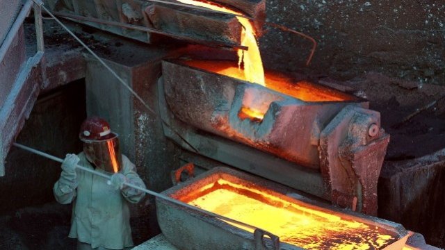 <p>
	Завод за добив на мед във Венецуела. <em>Снимка: Ройтерс</em></p>
