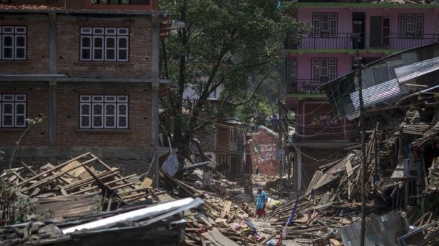 <p>
	Това е поредното силно земетресение в страната, която продължава да разчиства отломките от труса в края на април. <em>Снимка: Ройтерс</em></p>
