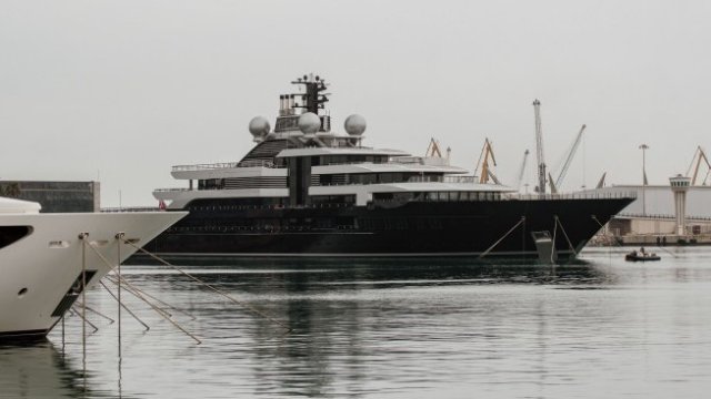 <p>
	Crescent на Игор Сечин. <em>Снимка: Bloomberg LP</em></p>
