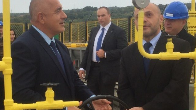 <p>
	Бойко Борисов (вляво) и Томислав Дончев пускат в експлоатация газовата връзка Силистра - Добрич. <em>Снимка</em>: <i>Министерски съвет</i></p>
