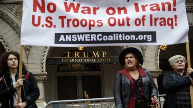 <p>
	Демонстрантите пред хотел Trump International Hotel протестират срещу участието на американските военни в Близкия изток.<em> Снимка: EPA / SHAWN THEW</em></p>
