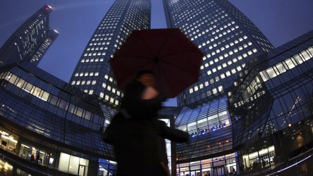 <p>
	Централата на Deutsche Bank във Франкфурт. <em>Снимка: Архив Ройтерс</em></p>
