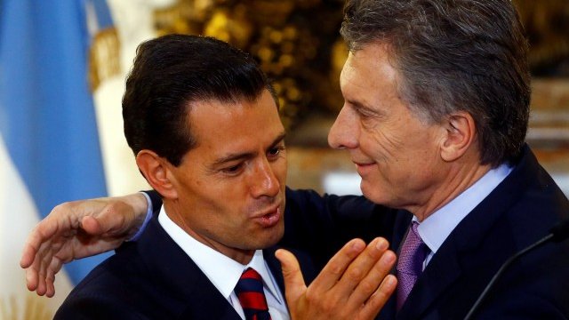 <p>
	<em>Президентът на Аржентина Маурисио Макри и&nbsp;мексиканският президент Енрике Пеня Нието по време на среща. Снимка: Ройтерс</em></p>
