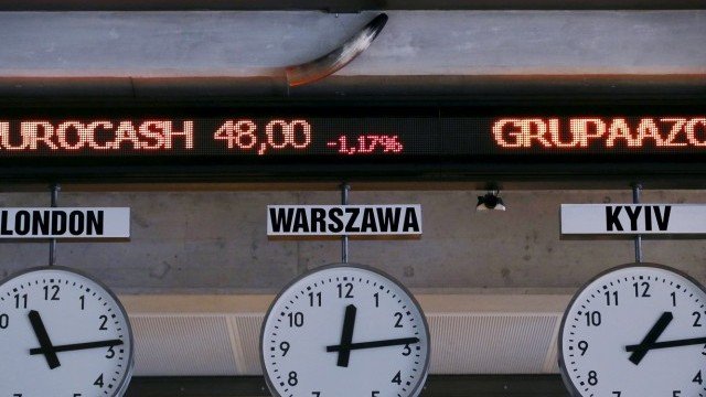 <p style="text-align: justify;">
	Фондовата борса във Варшава, Полша. <em>Снимка: архив, Ройтерс</em></p>

