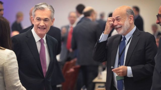 <p>
	Джером Пауъл (ляво) и Бен Бернанке. <em>Снимка: Bloomberg</em></p>
