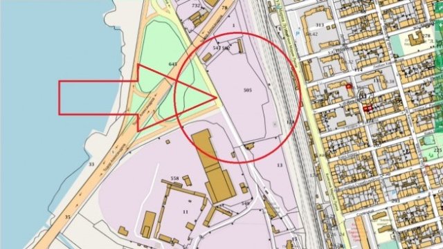 <p>
	&nbsp;Имотът се намира в непосредствена близост до Бургаско езеро, в края на обиколния път на Бургас. Реално всички пътуващи до София или Пловдив от Созопол минават покрай този имот, ако ползват обиколния път на Бургас.&nbsp;<em>Снимката е от cadastre.bg.</em></p>
