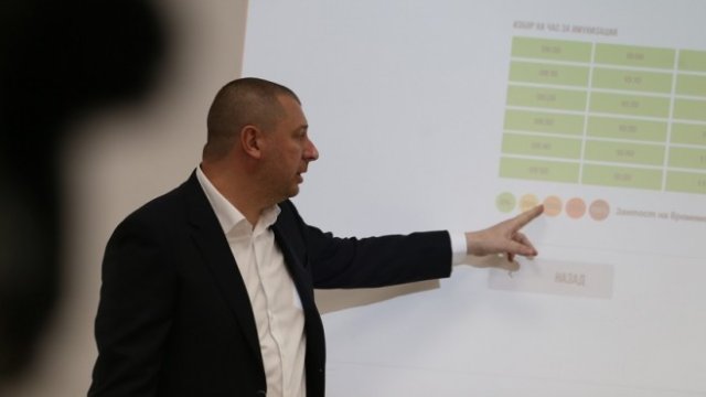 <p>
	Демонстрация на електронния регистър, в който гражданите могат да си запазят час за поставяне на ваксина срещу COVID-19. <em>Снимка: БГНЕС</em></p>
