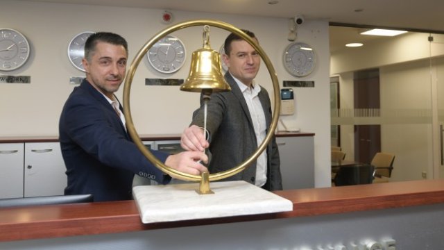 <p>
	<em font-size:="" pt="" style="color: rgb(102, 102, 102); font-family: ">На снимката от ляво надясно: Юлиан Софрониев, изп. директор на &quot;Биодит&quot;, и Ангел Рабаджийски, изп. директор на &quot;Карол&quot;. Източник: БФБ</em></p>
