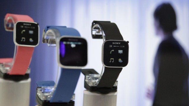 <p>
	Galaxy Gear няма да е първият смарт часовник на пазара - Sony вече представи свои модели още преди години. <em>Снимка: Ройтерс</em></p>
