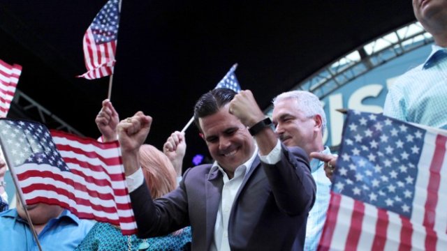 <p>
	Губернатора на Пуерто Рико Рикардо Росело празнува резултатите от вота. <em>Снимка: Ройтерс&nbsp;</em></p>
