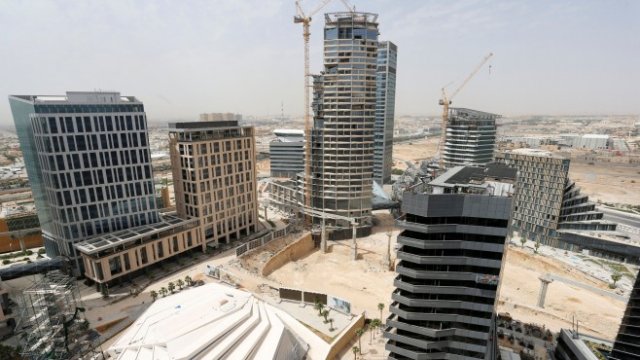 <p>
	Финансовият център King Abdullah в Рияд. <em>Снимка: Ройтерс</em></p>
