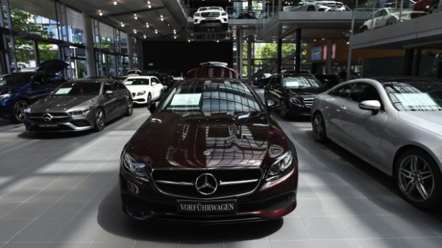 <div class="photo-info">
	<figcaption>Шоурум на Mercedes-Benz. <em>Снимка: Andreas Gebert/Bloomberg</em></figcaption></div>
<p>
	&nbsp;</p>
