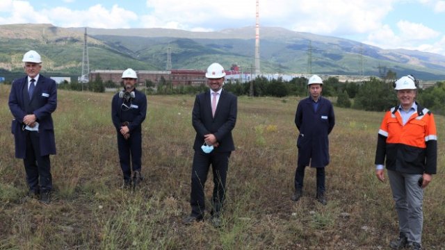 <p>
	Душан Рибан, главен оперативен директор на ЧЕЗ България /вляво/, Карел Крал, регионален мениджър на ЧЕЗ за България /в средата/ &nbsp;и Тим Курт, изпълнителен директор на Аурубис България /вдясно/. <em>Снимка: ЧЕЗ</em></p>
