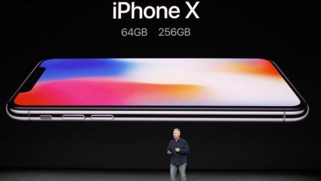 <p>
	Фил Шилер представя новия iPhone X. <em>Снимка: Ройтерс</em></p>
