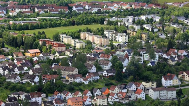 <p>
	Жилищни сгради в Ротвайл, Германия. <em>Снимка: Krisztian Bocsi/Bloomberg</em></p>
