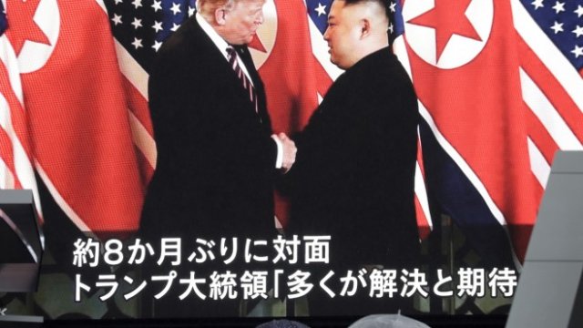 <p>
	Тръмп и Ким по време на срещата си в Ханой.<em> С</em><em>нимка: Kiyoshi Ota/Bloomberg</em></p>
