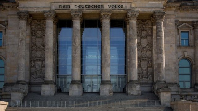 <p>
	Сградата на Райхстага в Берлин. <em>Снимка: Bloomberg</em></p>

