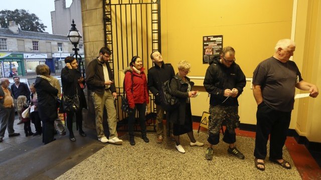 <p>
	Опашка пред секция в Единбург. <em>Снимка: Ройтерс</em></p>

